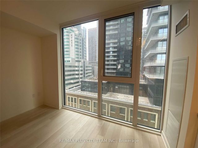 807 - 357 King St W