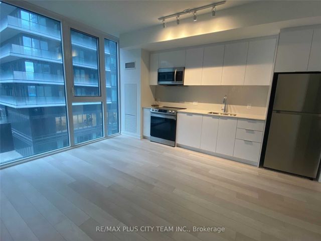 807 - 357 King St W