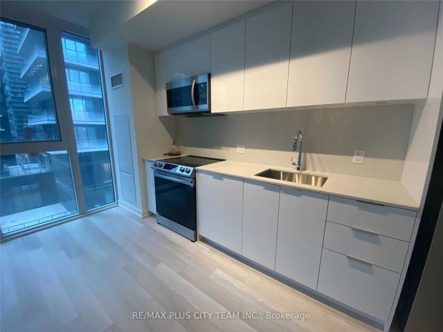 807 - 357 King St W
