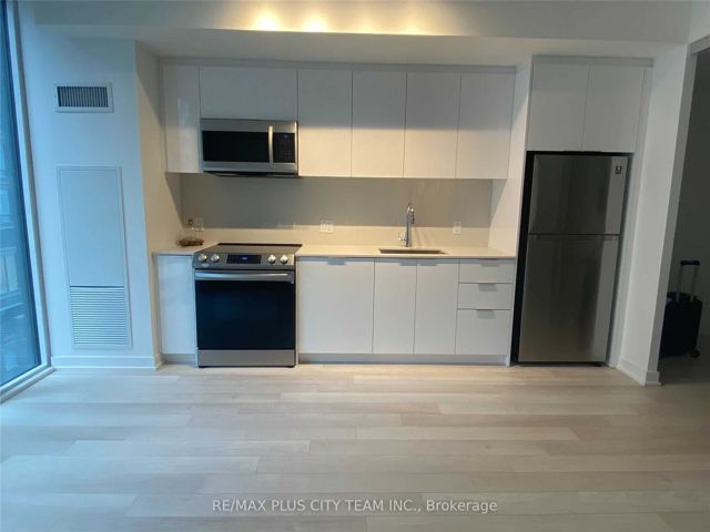 807 - 357 King St W