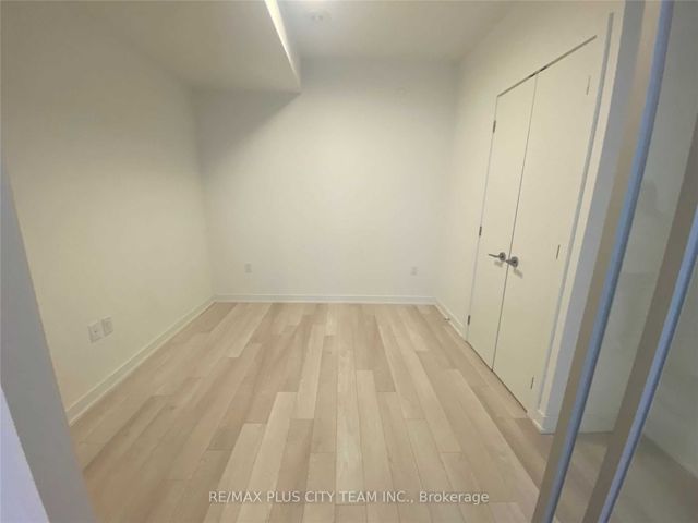 807 - 357 King St W