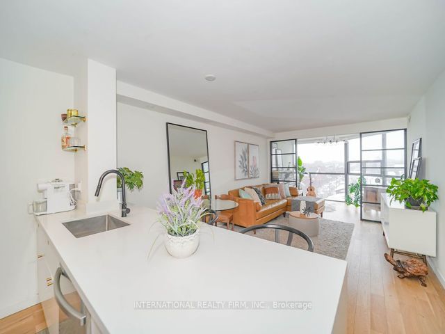 811 - 725 King St W