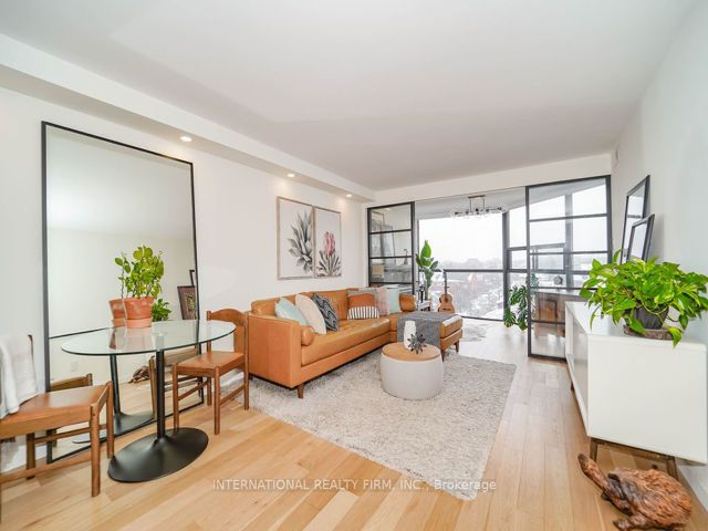 811 - 725 King St W