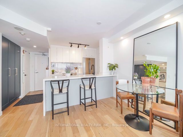 811 - 725 King St W