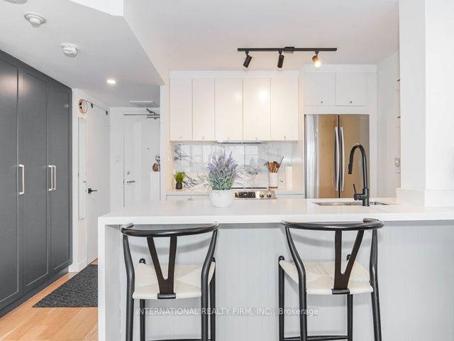 811 - 725 King St W
