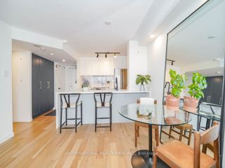 811 - 725 King St W