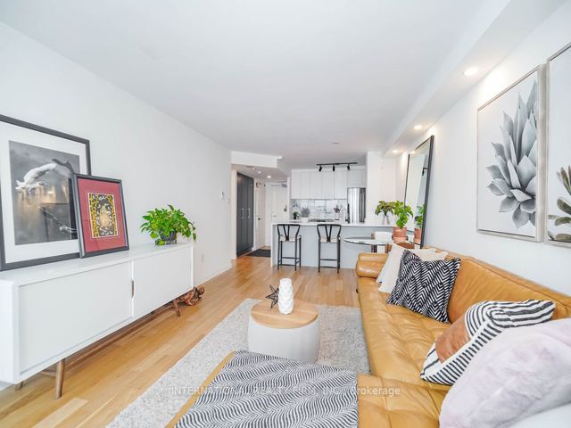 811 - 725 King St W