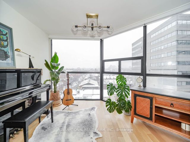 811 - 725 King St W