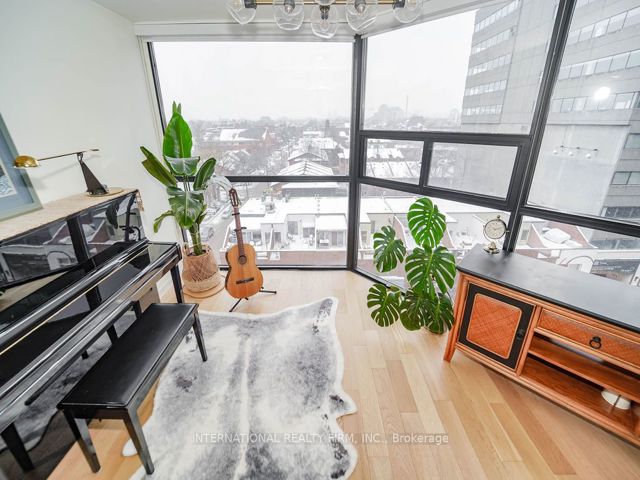 811 - 725 King St W