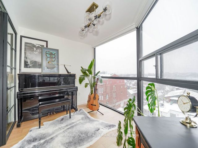 811 - 725 King St W