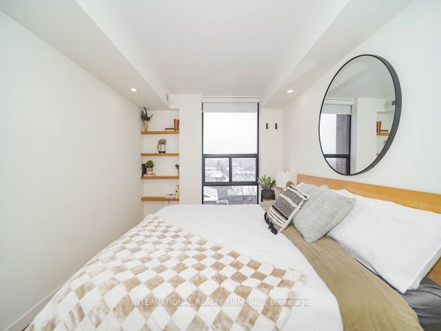 811 - 725 King St W