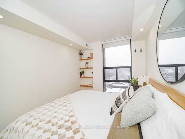 811 - 725 King St W