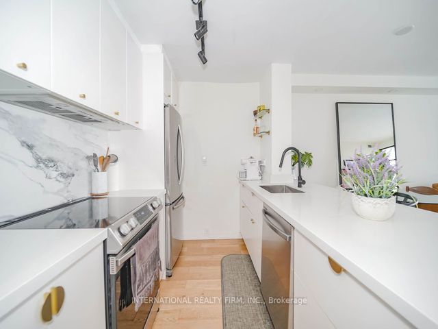 811 - 725 King St W