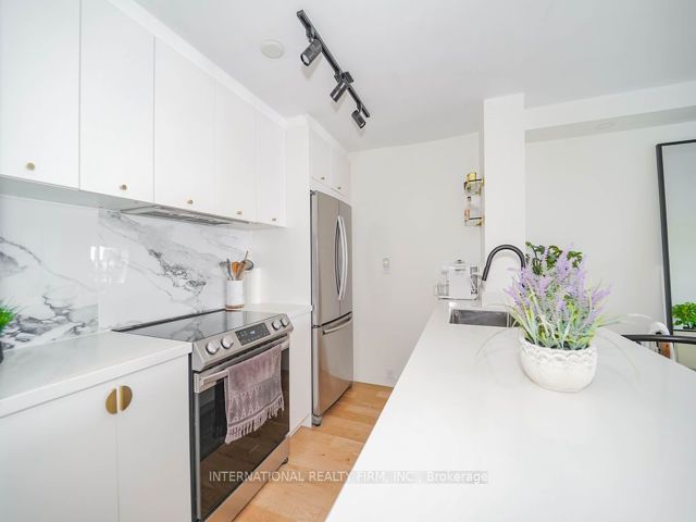 811 - 725 King St W