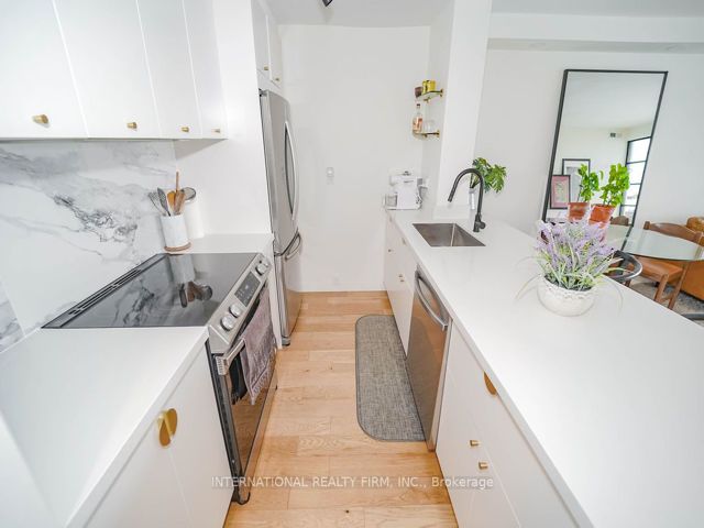 811 - 725 King St W