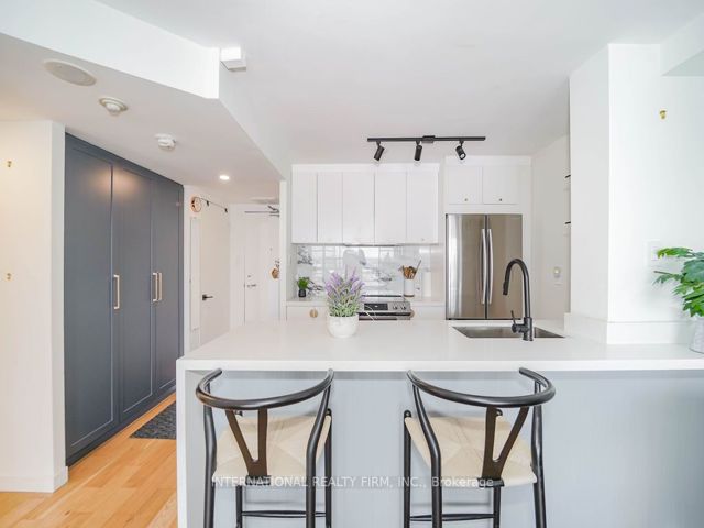 811 - 725 King St W