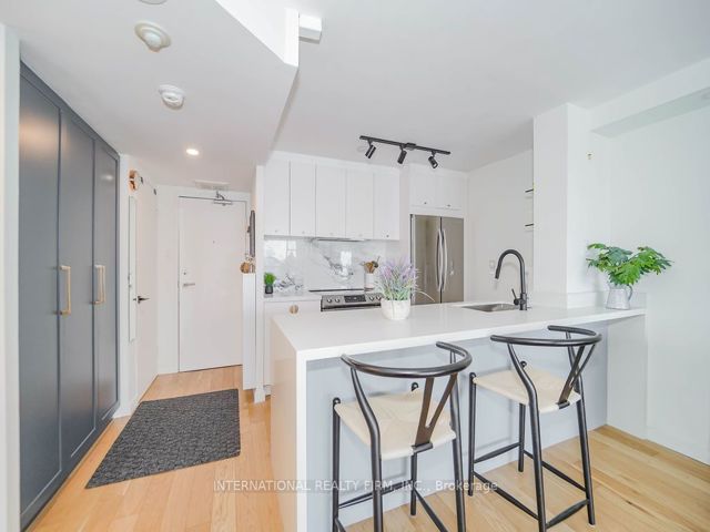 811 - 725 King St W