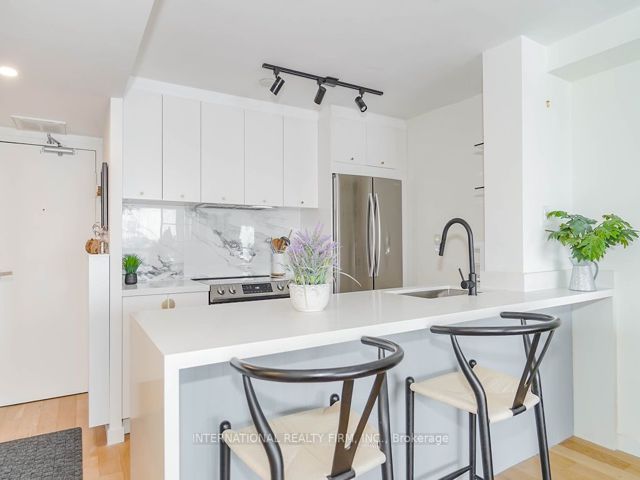 811 - 725 King St W