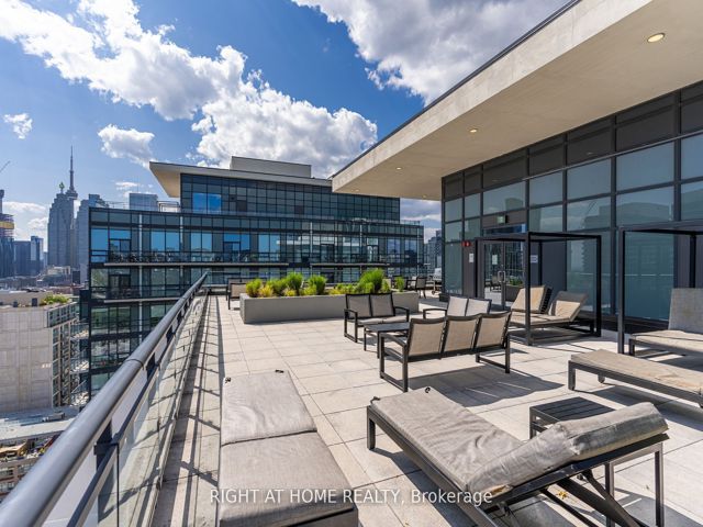 PH120 - 460 Adelaide St E