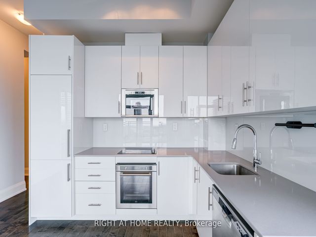 PH120 - 460 Adelaide St E