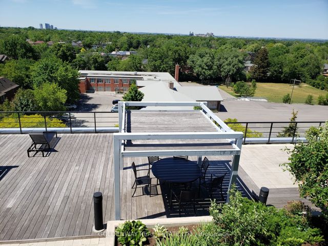 210 - 21 Clairtrell Rd