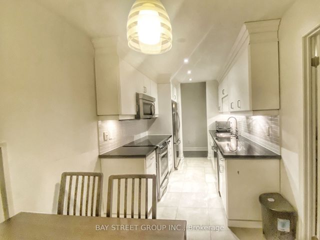 207 - 15 Rean Dr