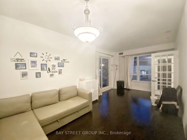 207 - 15 Rean Dr