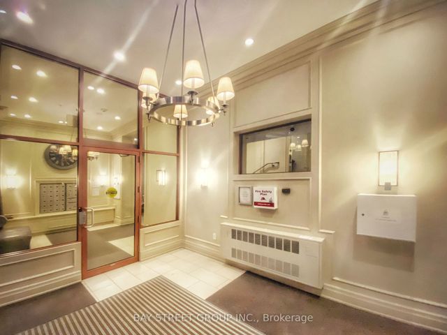 207 - 15 Rean Dr