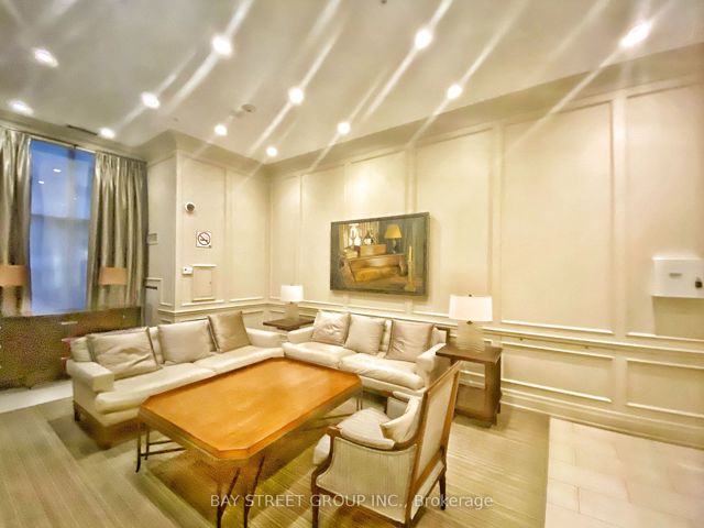 207 - 15 Rean Dr