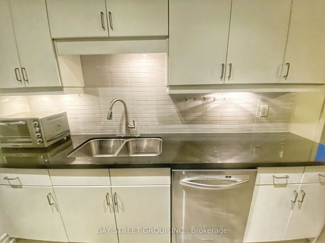 207 - 15 Rean Dr