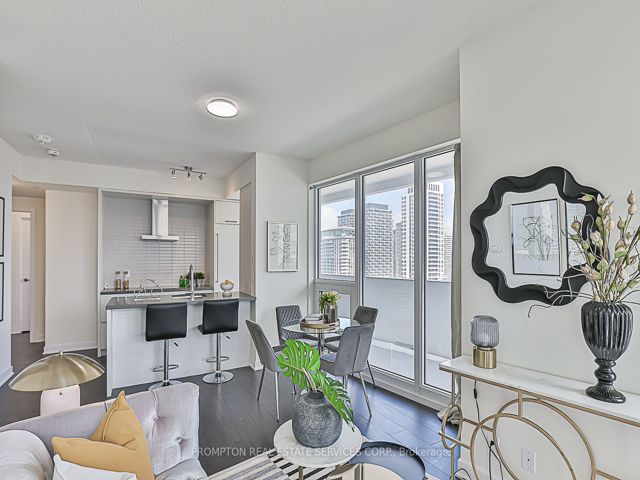 2203 - 2221 Yonge St