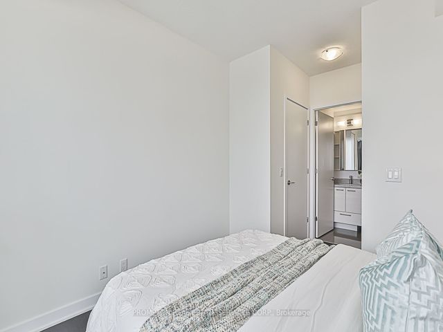 2203 - 2221 Yonge St