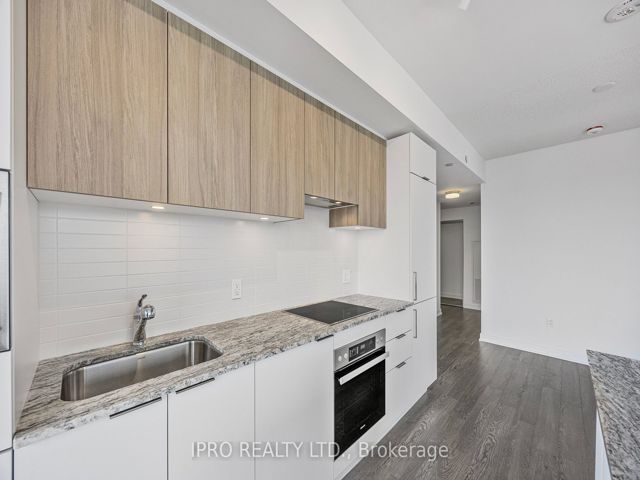 1811 - 50 O'neill Rd