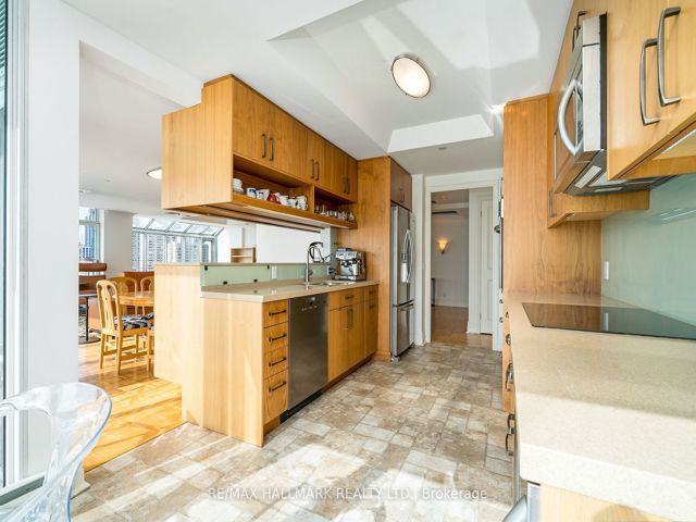 1108 - 211 Queens Quay W
