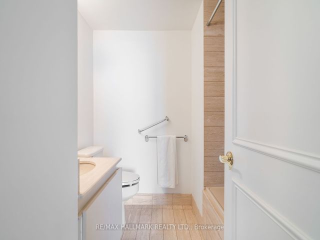 1108 - 211 Queens Quay W