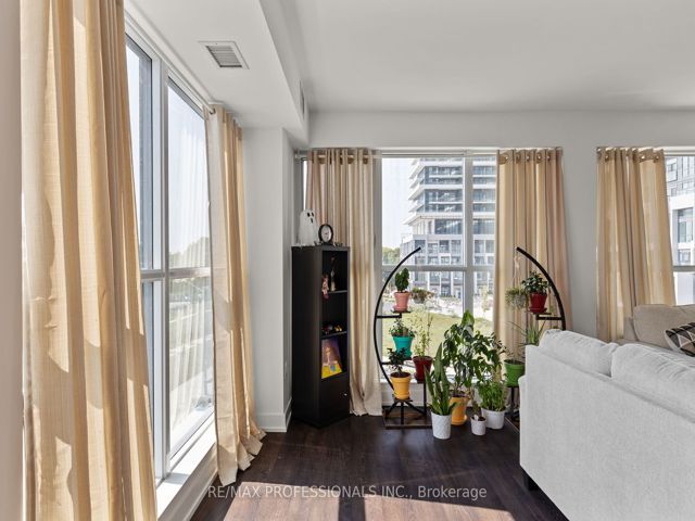 320 - 30 Inn On The Park Dr