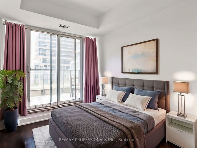 320 - 30 Inn On The Park Dr