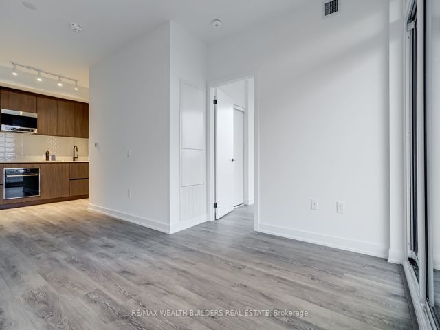 1009 - 117 Broadway Ave N