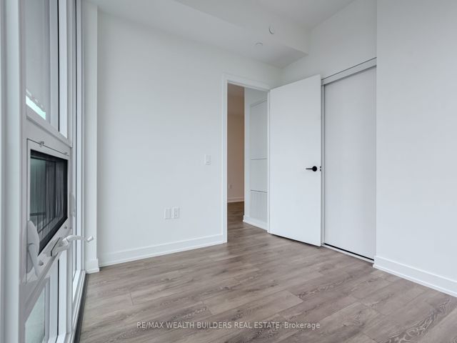 1009 - 117 Broadway Ave N