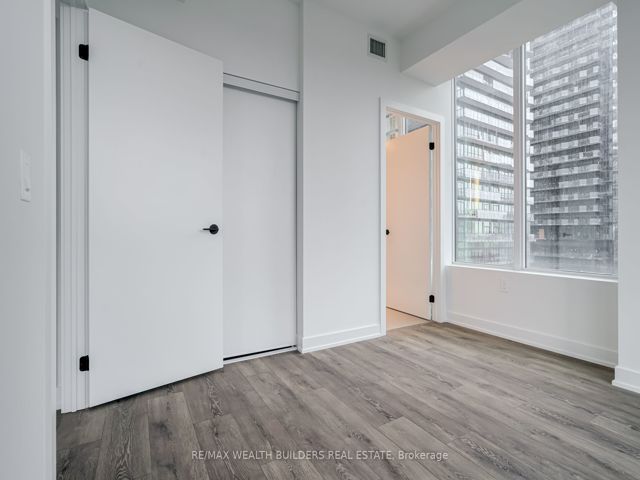 1009 - 117 Broadway Ave N
