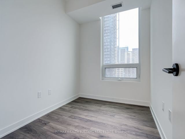 1009 - 117 Broadway Ave N