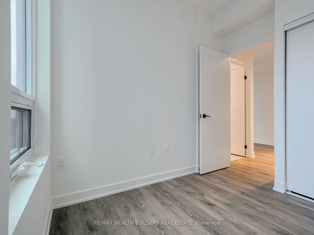 1009 - 117 Broadway Ave N
