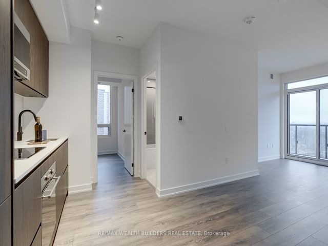 1009 - 117 Broadway Ave N