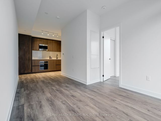 1009 - 117 Broadway Ave N