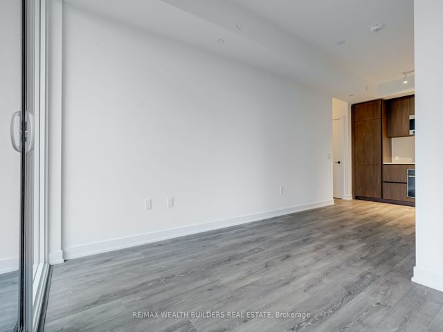 1009 - 117 Broadway Ave N