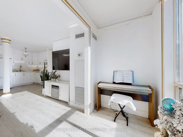 1105 - 25 Grenville St