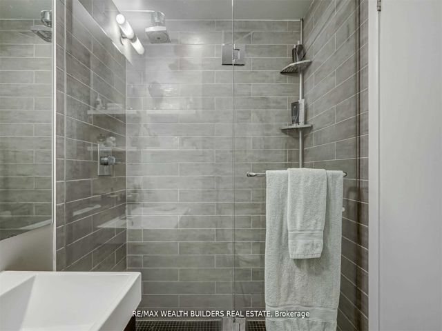 812 - 478 King St W
