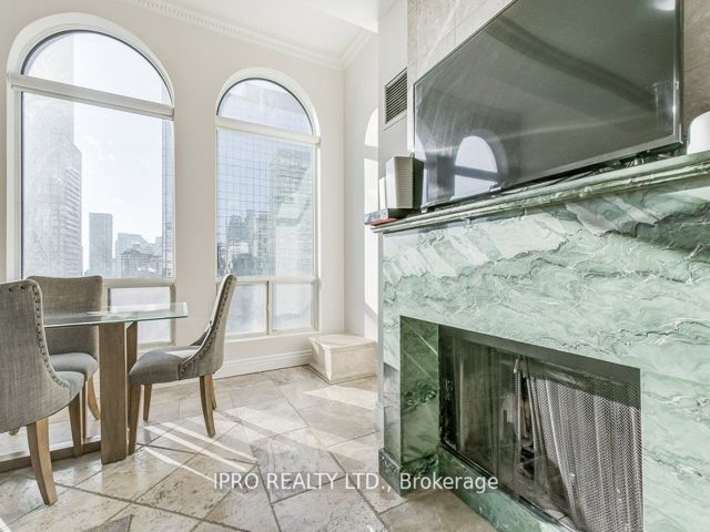 PH2 - 25 Grenville St