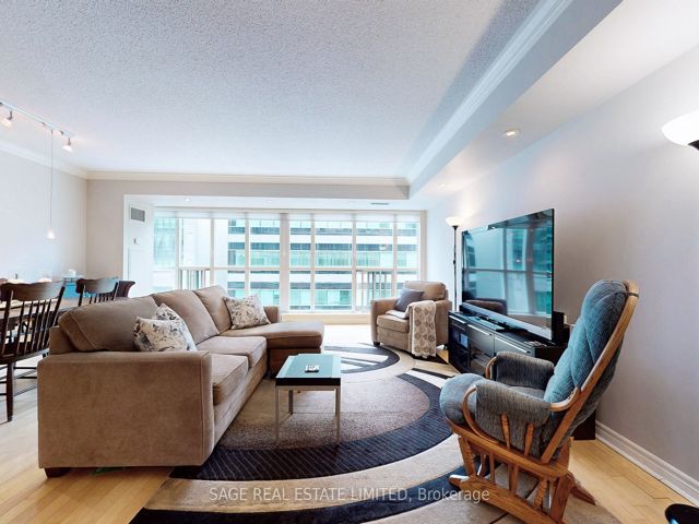 1114 - 270 Wellington St W