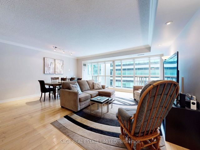 1114 - 270 Wellington St W